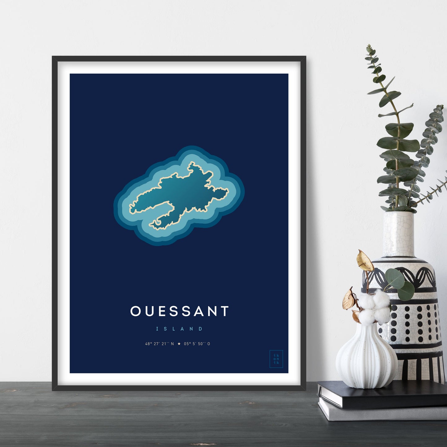 Poster déco de l'île d'Ouessant vue du ciel. © ikonik