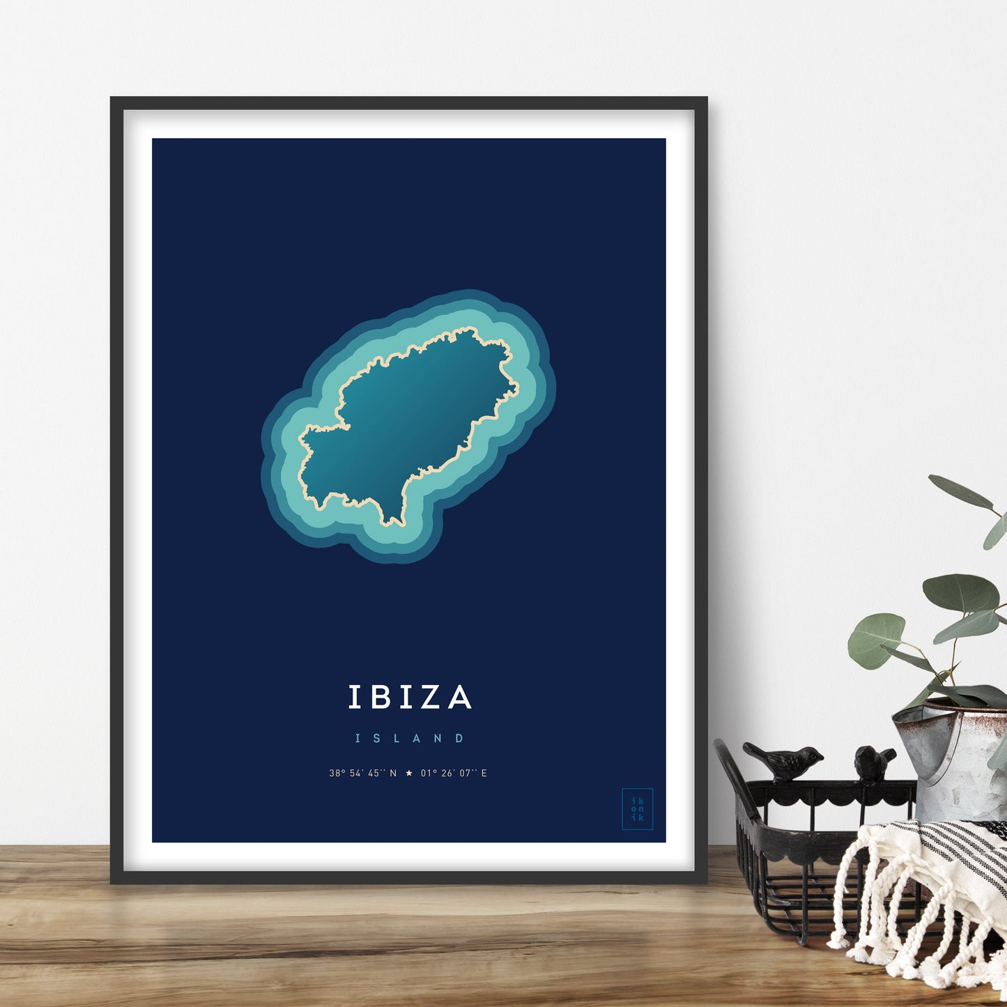 Poster déco de l'île d'Ibiza vue du ciel. © ikonik